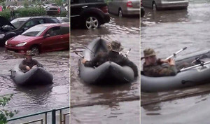 Dân chơi Nga bơi thuyền câu cá trên đường ngập