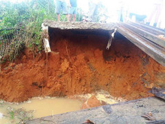 Sập cầu trong đêm, hàng chục hộ dân khốn khổ