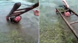 Mắc tội ở trường, bé trai bị bố trói vào thang dìm xuống sông để trừng phạt