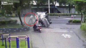 Ô tô lộn nhào bay qua đầu, người đi xe đạp sống sót thần kỳ