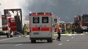 Xe buýt Đức bị thiêu rụi sau va chạm, 17 người mất tích