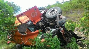 Xe đầu kéo lật ngửa dưới vực sâu, 2 người thoát chết hy hữu