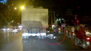 Dính vào điểm mù xe tải, đôi nam nữ đi xe máy suýt mất mạng