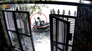 Xe máy để kiểu 'mỡ dâng miệng mèo', bị trộm bẻ khóa trong tích tắc