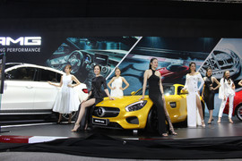 Mãn nhãn với dàn mỹ nữ bên siêu xe: Ai đẹp hơn ai?