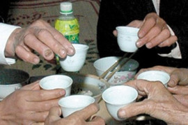 Nghi uống rượu từ cây củ, hàng chục người phải nhập viện