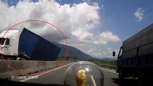 Tránh ô tô ngược chiều, container hoảng hồn đánh lái đè lên dải phân cách