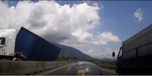 Xe Ford chạy ngược chiều khiến container chao đảo lật nghiêng: Yêu cầu xử nghiêm