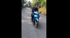Hai thanh niên đầu trần, thả hai tay khi đổ đèo Tam Đảo khiến dân mạng thót tim