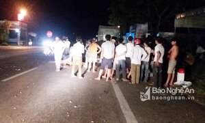 Xe máy tông đuôi xe tải đỗ ven đường, 3 người thương vong