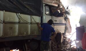 Xe tải lao đầu vào nhà dân lúc rạng sáng, 2 người bị thương