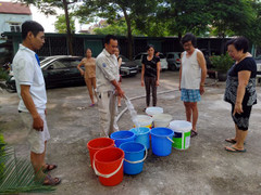 Video: Người già, bà bầu lỉnh kỉnh xô chậu xếp hàng như thời bao cấp chờ lấy nước sạch