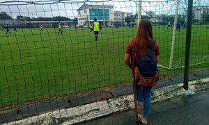 Nữ CĐV chống nạng theo dõi U22 Việt Nam dầm mưa khổ luyện