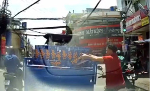 Truy tìm tung tích nam thanh niên trộm bia của người giao hàng khi dừng đèn đỏ