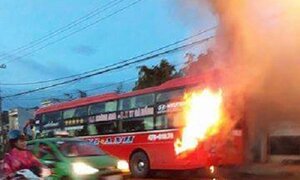 Video: 40 người tháo chạy khỏi xe khách bốc cháy trên đường Hồ Chí Minh
