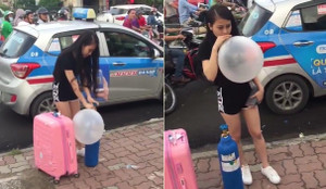 Xôn xao clip thiếu nữ xinh đẹp vác theo bình khí, hít bóng cười giữa phố Hà Nội