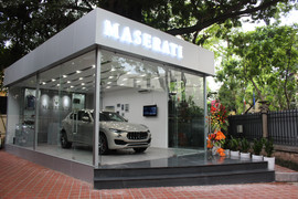 Cận cảnh showroom ô tô bé nhất Việt Nam và chiếc móc chìa khóa giá 1 triệu đồng