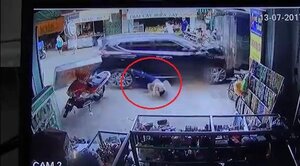 Khoảnh khắc ô tô 'điên' tông hàng loạt người đi bộ ngã văng ở Bình Dương