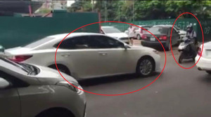 Tài xế Lexus đi sai làn còn thách thức, bị xe máy chặn đường ép đi đúng