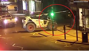 Trộm liều lĩnh lái xe cẩu công phá cây ATM trong đêm