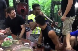 Video: Đệ tử Pierre Francois Flores hút thuốc lào, ho sặc sụa