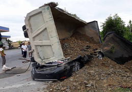 Video: Sau va chạm, ô tô con bị xe tải đè bẹp, nam tài xế chết thảm