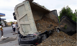 Xe tải đè nát ô tô con ở Nam Định, nam tài xế chết thảm