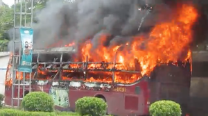 Video: Xe giường nằm bốc cháy dữ dội sau khi trả khách