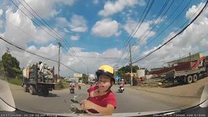 Tránh xe tải, thanh niên đi xe máy tông vào ô tô, ngã 'méo mặt'