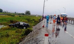 Ô tô tông 2 xe máy rồi lao xuống ruộng, 2 người chết thảm