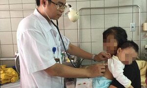 Hai trẻ sơ sinh suýt mất mạng vì cha mẹ cho uống thuốc cam