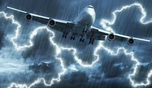 Đụng độ mưa bão ở trên trời, máy bay có bị sấm sét hạ gục?