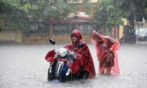 Dân Thủ đô quay cuồng trong mưa lớn, hàng loạt xe máy phải dắt bộ