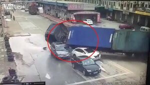 Kinh hãi khoảnh khắc container lật nhào, đè nát 2 ô tô con