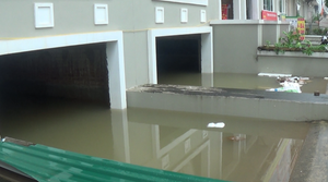 Nước ngập biệt thự như bể bơi, dân lắp máy bơm công suất lớn hút nước cứu đồ đạc