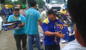 Lật xe tải chở bia, hành động của công nhân Bình Dương khiến dân mạng ngỡ ngàng