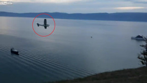 Khoảnh khắc máy bay chở khách lao xuống hồ nước sâu nhất thế giới khiến người xem lạnh gáy