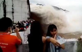 Thủy điện Hòa Bình xả lũ: Dân đổ xô đi xem, liều lĩnh kéo nhau chụp ảnh 'tự sướng'