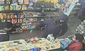 Cầm dao đi cướp cửa hàng tạp hoá, bị nhân viên vác gậy đuổi chạy 'mất dép'