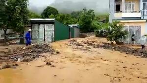 Lũ ở quê hương 'vợ chồng A Phủ' cuồn cuộn như thác