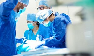 Đề xuất bác sĩ nên khỏa thân khi phẫu thuật cho bệnh nhân