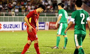 HLV Hữu Thắng hé lộ lý do thay Công Phượng sớm, cất Tuấn Anh cả trận