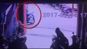 Dùng kế 'điệu hổ ly sơn', đánh lừa bảo vệ để đồng bọn trộm xe