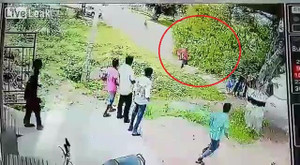 Mẹ ác nhốt con dưới gầm ghế, ngồi lên trên để chơi mạt chược