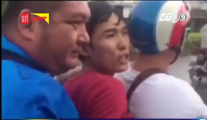 Mẹ ác nhốt con dưới gầm ghế, ngồi lên trên để chơi mạt chược