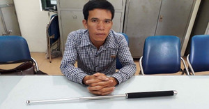 Mẹ ác nhốt con dưới gầm ghế, ngồi lên trên để chơi mạt chược