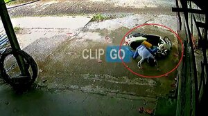 Người lớn bất cẩn để trẻ vặn ga xe vọt đi cực nguy hiểm