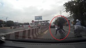 Thanh niên lạng lách 'thần sầu' trên phố đông và cái kết đắng