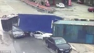 Video: Container mất lái, nghiền nát 3 ô tô trong chớp mắt