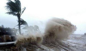 Tin bão số 4 mới nhất: Bão áp sát đất liền, miền Trung đang mưa lớn